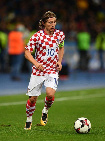 德州扑克高手不被牌牵着走（德州扑克高手不被手牌左右）