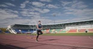 布朗尼登场就命中三分