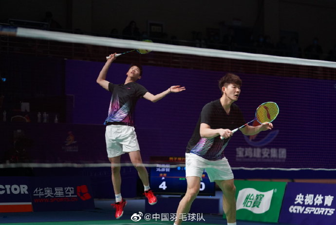 足球赛事中 足球赛事中